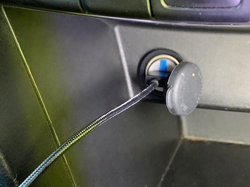 レンタカーやカーシェアではケーブルをつけたままのほうが置き忘れ防止になるだろう