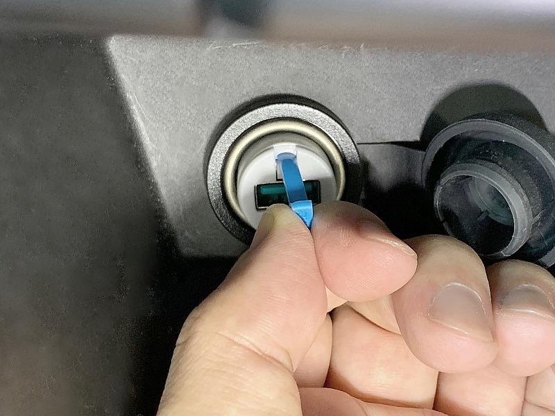 ナイロンつまみを持って引っ張り出しているところ。試した限り強度も問題ない