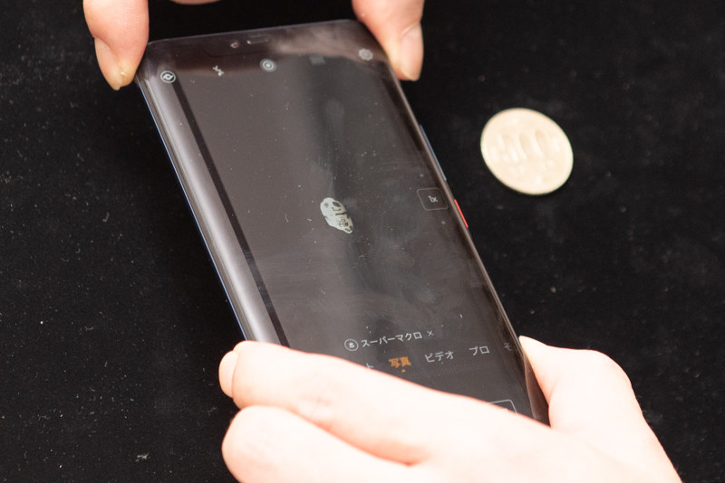 2.5cmまで寄れるスーパーマクロ撮影が可能