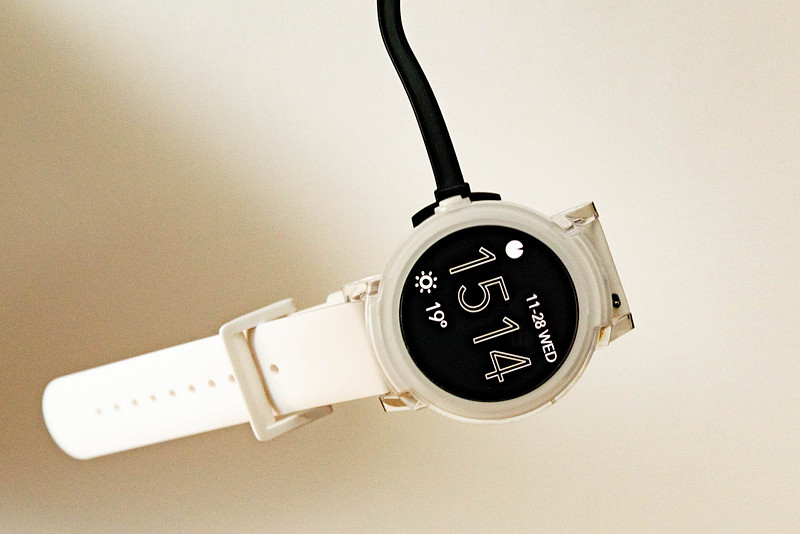 試しにケーブル部分を持ってぶら下げましたが落ちないくらい磁力は強力