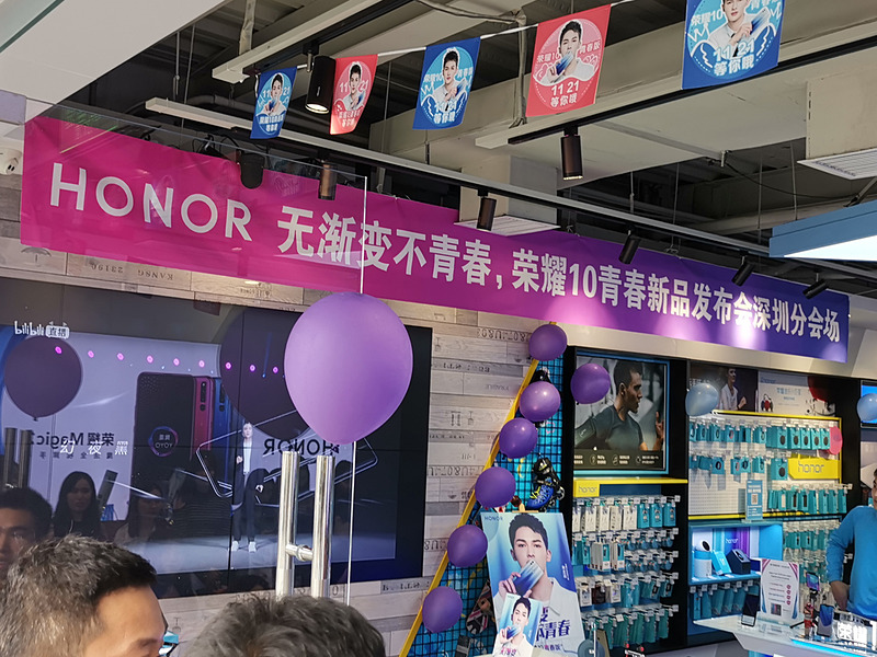 お店ではHonor10青春版のイベントを新ロゴでやっていた