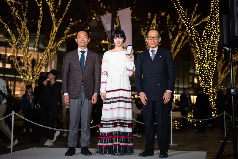 点灯式に登壇した渋谷区長の長谷部健氏（左）、小松菜奈（中央）、原宿表参道欅会 理事長の松井誠一氏（右）