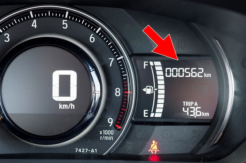 アプリ上の積算走行距離は、インターナビを介して定期的に実車の積算走行距離へと書き換えられます。ドライブの休憩時、アプリを見るとだいたい走行距離が一致していたりして。けっこう頻繁にサーバーと通信しているっぽい!?