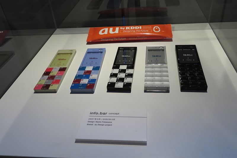 会場では、歴代のINFOBARやコンセプトモデルなどが展示されていた