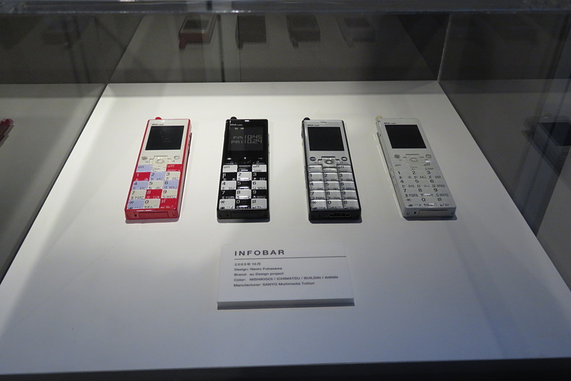 会場では、歴代のINFOBARやコンセプトモデルなどが展示されていた