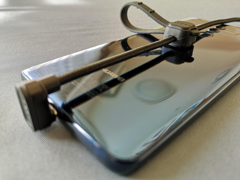 吸着版で180度方向変換したケーブルをスマホの裏側に吸着させるとケーブルのお邪魔度はより低くなってくれる