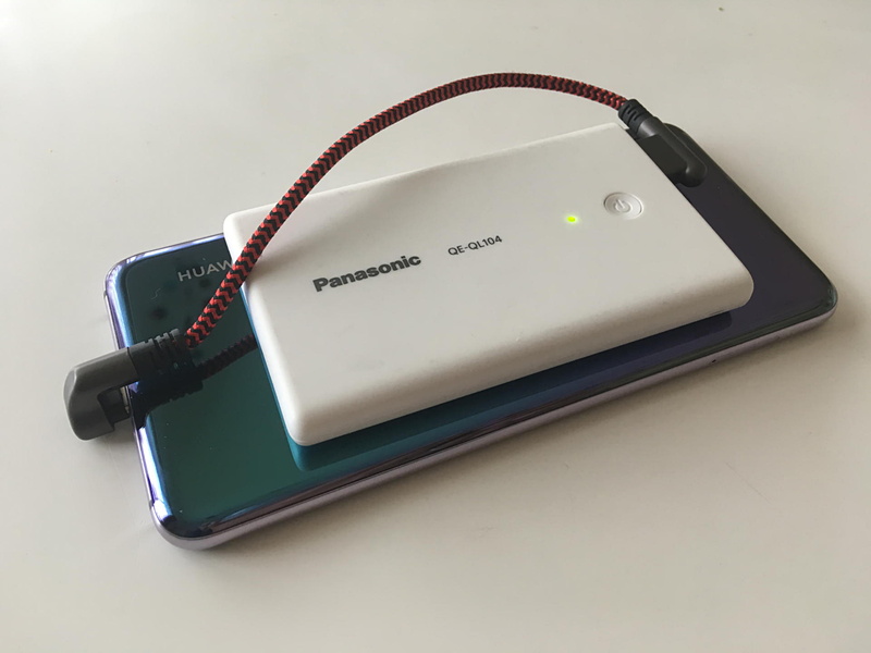 上海問屋の15㎝ケーブルはモバイルバッテリーとスマホを同時に持って給電・充電しながらSNSを継続するときなどにも便利だ