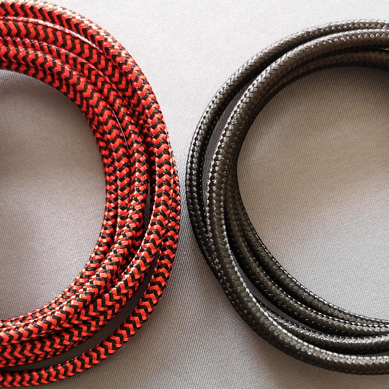 いずれのケーブルもフレキシブルなナイロン編組ケーブルがキモだ