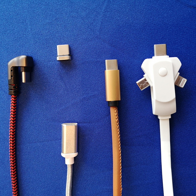 U字型ケーブル以外にも様々な形状や接続方法のUSB充電ケーブルが増えてきている