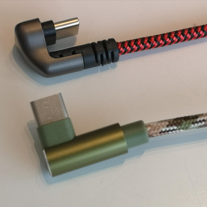 U字型ケーブルが人気を集める前は、プラグの先端が90度首を振った本来のL字型ケーブル（下）が人気だった