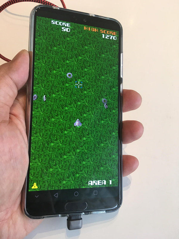 実際にU字型ケーブルで充電しながら縦型でゲームをするときはこういうイメージ