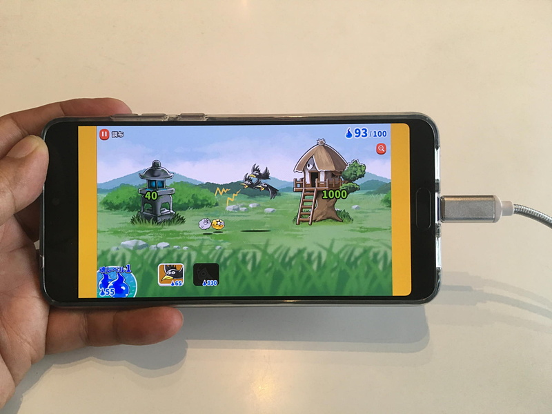 ストレートケーブルで充電しながら横型のゲームをすると、サイドに大きく張り出したコネクターとケーブルが手のひらにあたって極めて邪魔だ