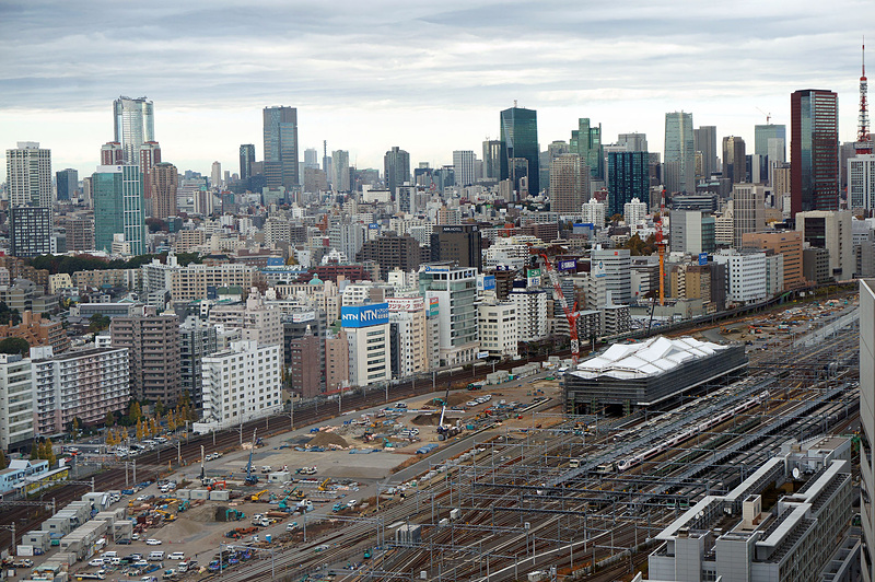 話題の新駅が見える説明会場は、品川駅を挟んで反対側にある5G実験用基地局から電波が届いている