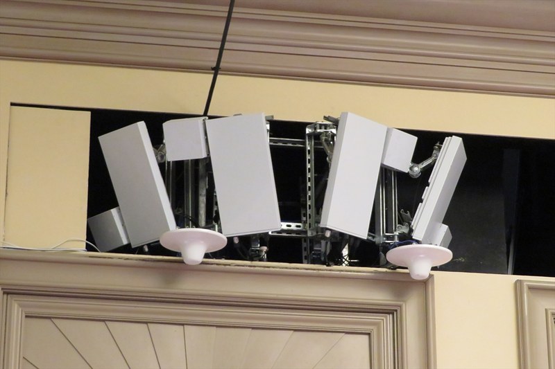 Verizonのアンテナ。大きな長方形が5G用、小さな正方形がLTE用