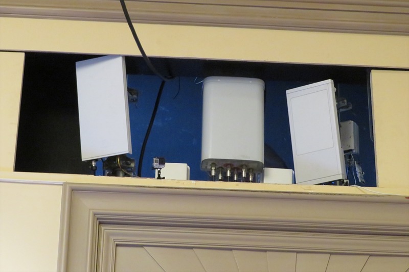 AT&Tのアンテナ。左右の長方形が5G用、下部の小さいものがLTE用