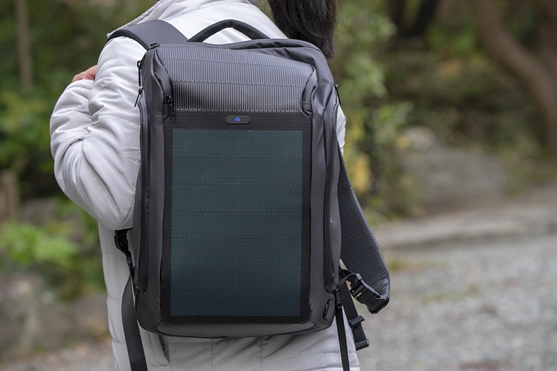 太陽光で発電している間、フロントにあしらえられたインジケーターが青く光る。室内の人工的な光だと、どんなに眩しくても光らないのに、外だと日が落ちかけて「薄暗いなぁ」と感じる明るさでも光る