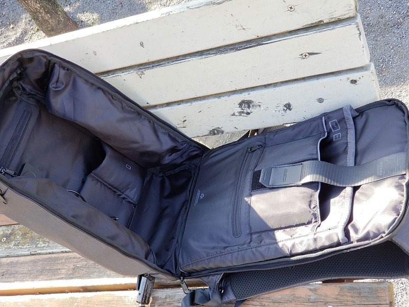 メインコンパートメントは、不必要に仕切られていないため広々と使える。一泊ぐらいの荷物なら余裕で収納できそう