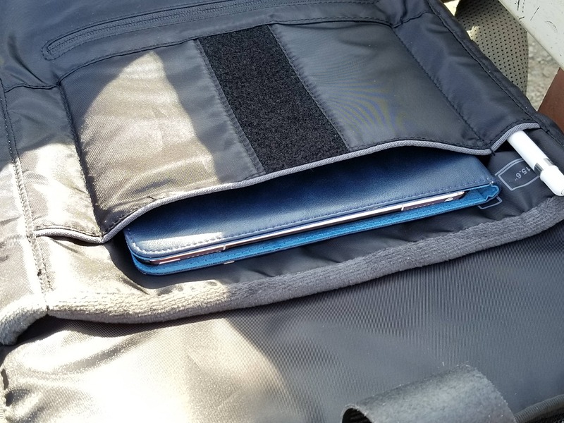 10.1インチまでのタブレットが入る。手持ちの9.7インチiPad Proにカバーを掛けた状態でもまだ余裕があった