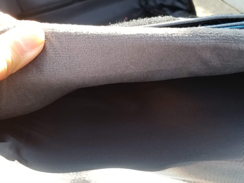 PCスリーブの内側はふかふか。ホコリやゴミさえ絡みついていなければ、2in1のディスプレイ面を表にしたままでも傷がつかないかも