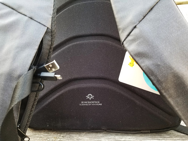 ストラップ部のミニポケット。右側はジッパー付きで、イヤホンや充電ケーブルなどの小物を、左側はオープンタイプだが深いので、交通系ICカードなどを入れるのに重宝する