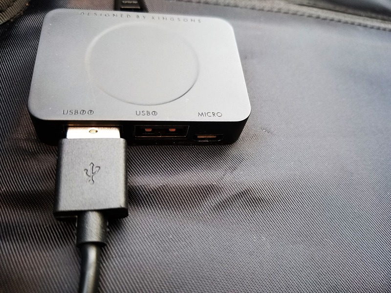 バックパック内部の電圧レギュレーター。太陽光で作られた電力はここで調整される。microUSBポートとモバイルバッテリーの出力用USBポートをつなげば、日の光がないときでも、外部ポートでモバイル端末などを充電できるように