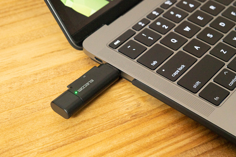 もちろん、USB Type-Cなのでスマートフォン以外でも利用できる。最近はノートパソコンでも薄型化に伴い、USB端子やSDカードスロットが備わっていない機種も多く、外出先で写真を取り込みたい場面でも活躍すること間違いなし