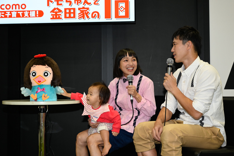 AI育児支援ロボット「トモちゅん」と金田朋子、森渉。二人の子供である千笑（ちえ）ちゃんも