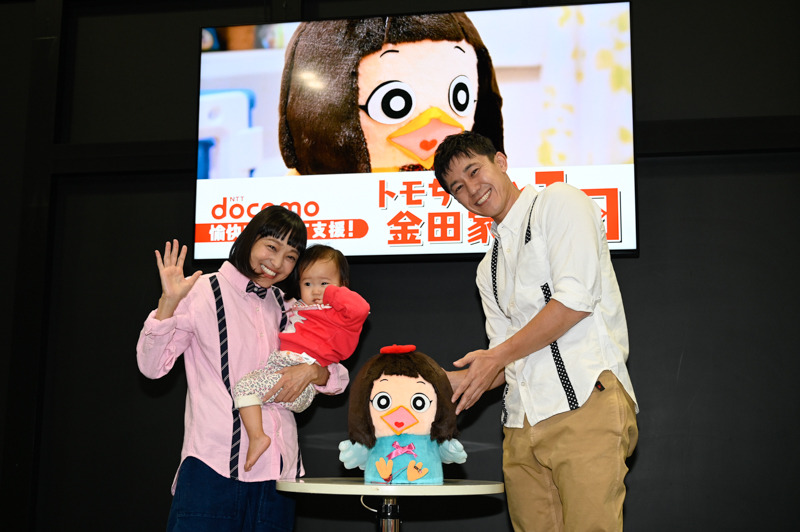 AI育児支援ロボット「トモちゅん」と金田朋子、森渉。二人の子供である千笑（ちえ）ちゃんも