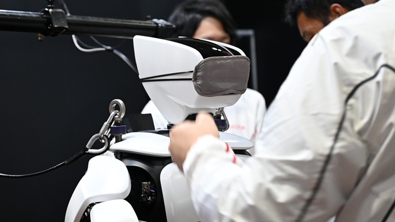 ロボットを“目隠し”しても触覚のフィードバックだけで迷路あそびをクリア