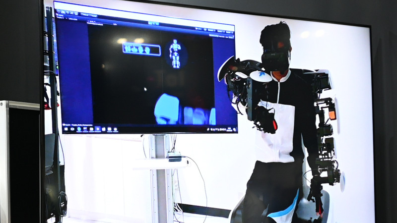 ロボットを“目隠し”しても触覚のフィードバックだけで迷路あそびをクリア