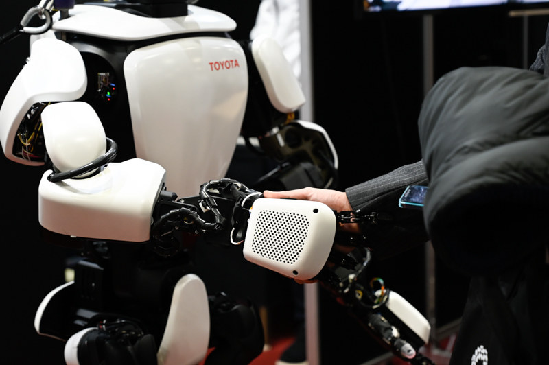 握手も自然にこなせる