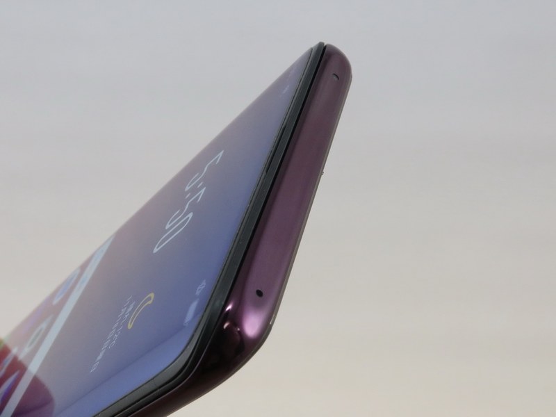 上部には持ちやすくするためか、凹みが付けられている。カメラ部とボディの隙間はほとんどない