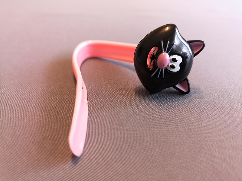 ミヤーオは色違いの猫が3匹。シリコンゴムでできた長い舌は約13cm