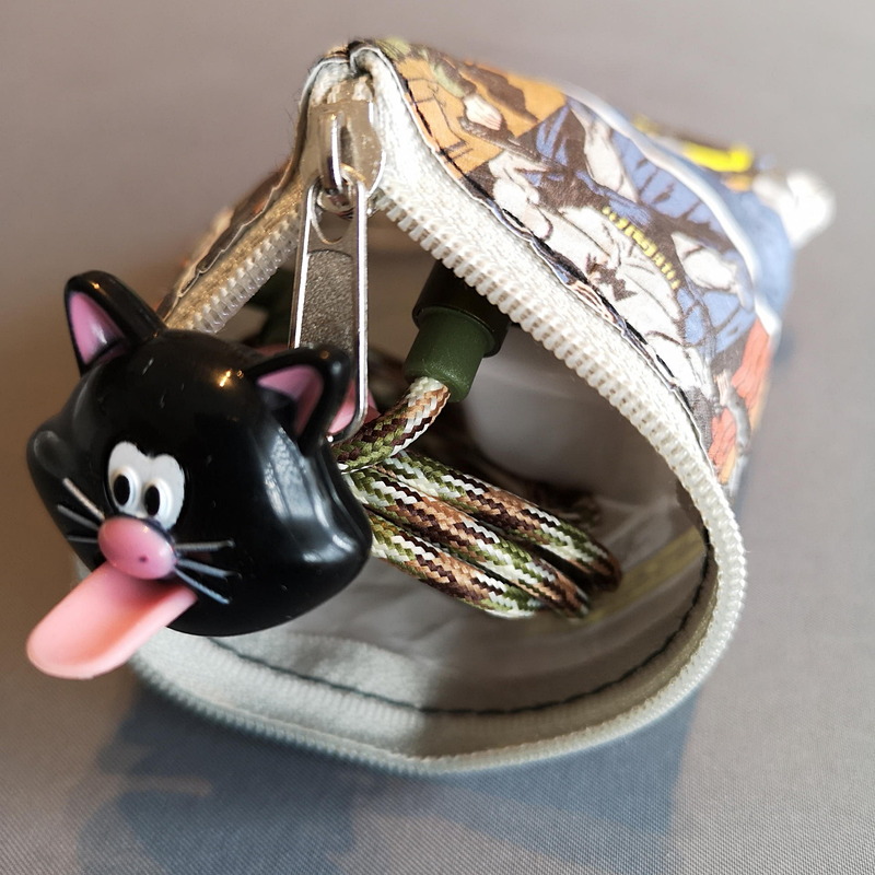 おっさんなのに……筆者は1mのType-Cケーブルと超小型のUSB/ACアダプターをまとめてミヤーオで結束し、小さなポシェットに入れて持ち歩いている