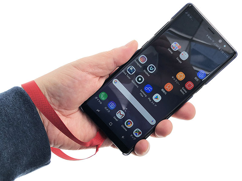 スマホケースとスマホの間に粘着テープ付きリボンを入れるとストラップになる PETITE LOOP。ありそうでなかった新機軸ストラップです。
