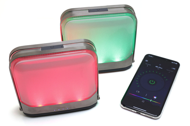 LEDランタンであり、Bluetooth接続したスマートフォンから調光などができ、モバイルバッテリーにもなるという製品です。