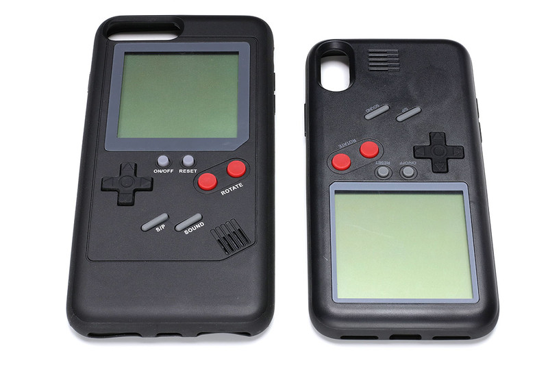 iPhone用のジャケットで、背面に液晶ゲーム機が内蔵されているという製品です。ゲーム機とiPhoneは連携しません。