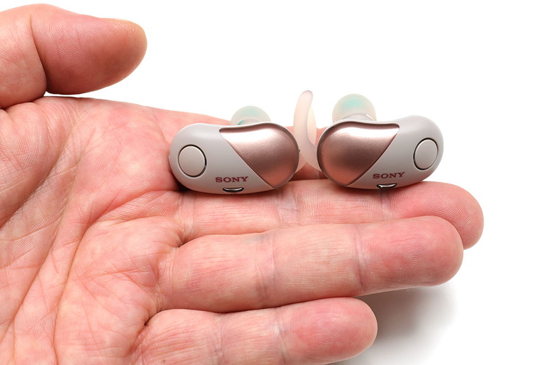 左右独立のBluetoothヘッドセット WF-SP700N。防滴タイプなのでスポーツなどにも向きます。