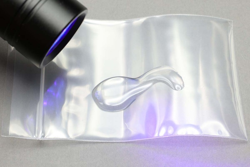 2018年10月3日掲載の「<a href="https://k-tai.watch.impress.co.jp/docs/column/korekori/1145703.html" class="strong bn" target="_blank">紫外線硬化樹脂はツカエル♪</a>」。UVレジンなどとして売られている紫外線硬化樹脂は、紫外線を当てるとカチカチに硬化するトロリとした樹脂です。造形用素材として知られていますが、接着剤としても扱いやすく優れているのでオススメ、という記事です。