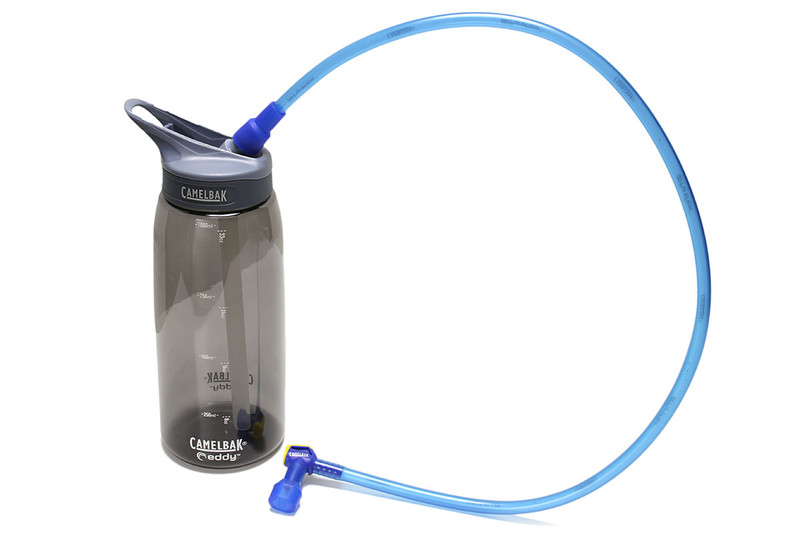 2018年3月28日掲載の「<a href="https://k-tai.watch.impress.co.jp/docs/column/korekori/1113575.html" class="strong bn" target="_blank">ハイドレーション・システム、2018</a>」。飲料を入れたボトルやバッグを背負うなどして、チューブを介して補水するという道具です。手軽＆素早く飲めるので、行動しながら補水できてとても便利。トレッキングやサイクリングのときに多用しています。