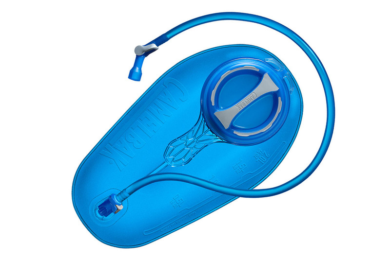 2018年3月28日掲載の「<a href="https://k-tai.watch.impress.co.jp/docs/column/korekori/1113575.html" class="strong bn" target="_blank">ハイドレーション・システム、2018</a>」。飲料を入れたボトルやバッグを背負うなどして、チューブを介して補水するという道具です。手軽＆素早く飲めるので、行動しながら補水できてとても便利。トレッキングやサイクリングのときに多用しています。