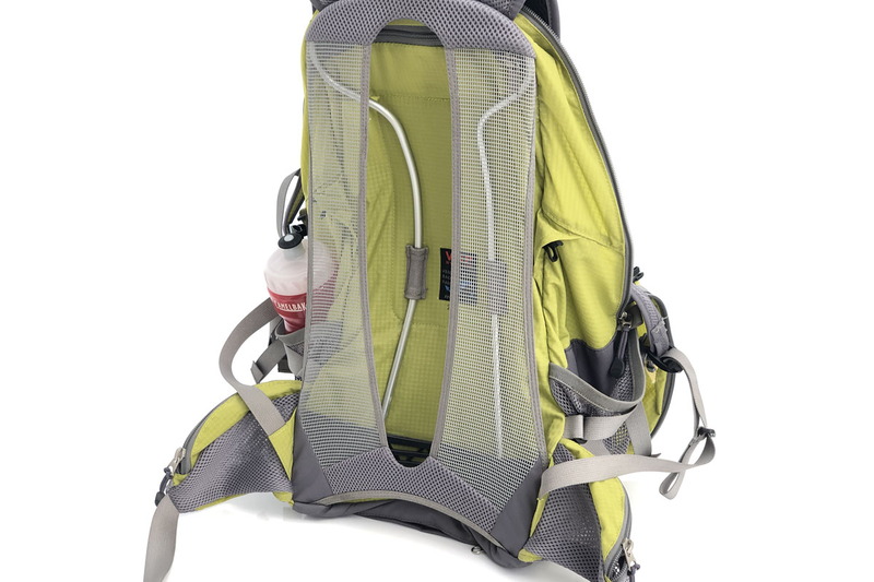 2018年5月16日掲載の「<a href="https://k-tai.watch.impress.co.jp/docs/column/korekori/1121513.html" class="strong bn" target="_blank">暑い季節は涼しくバックパック！</a>」。背中の部分がメッシュになっているサイクリング向けのバックパックを紹介しています。背中が暑くならず汗もよく乾くという快適さがあって、運動中の使用によく向くバックパックです。