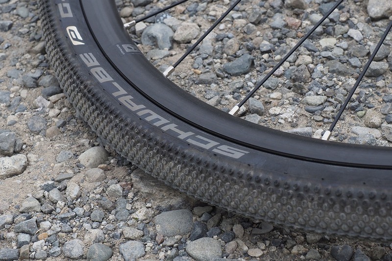 2018年6月13日掲載の「<a href="https://k-tai.watch.impress.co.jp/docs/column/korekori/1127192.html" class="strong bn" target="_blank">グラベルロード！　それはイイ！</a>」。ロードバイクに近い走行性能がありつつ、グラベル（砂利道などの非舗装路面）も走破できるタイプの自転車、グラベルロードバイクの話です。トレックの「Checkpoint SL 5」というグラベルロードバイクを紹介しています。