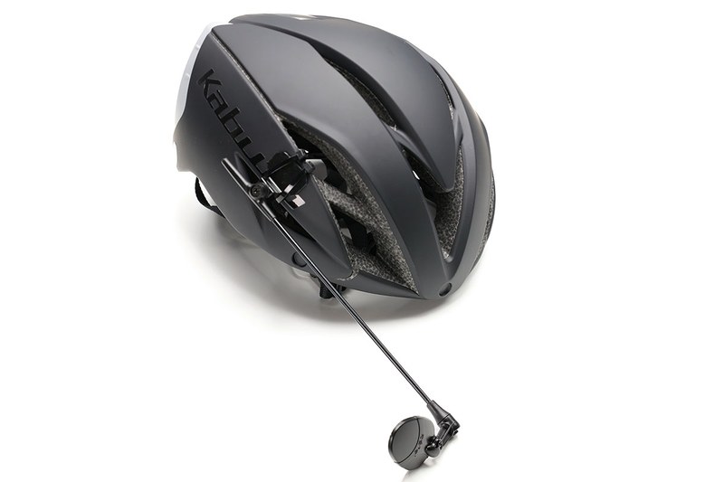 カブトのAERO-R1。マグネットで脱着可能なシールドが付いたヘルメットで、シンプルかつスッキリしたデザインです。北風が強まる時期などは、とくにこのシールドが実用的。右写真のようにヘルメット装着型バックミラーを取り付けた状態でも、シールドの脱着ができました。