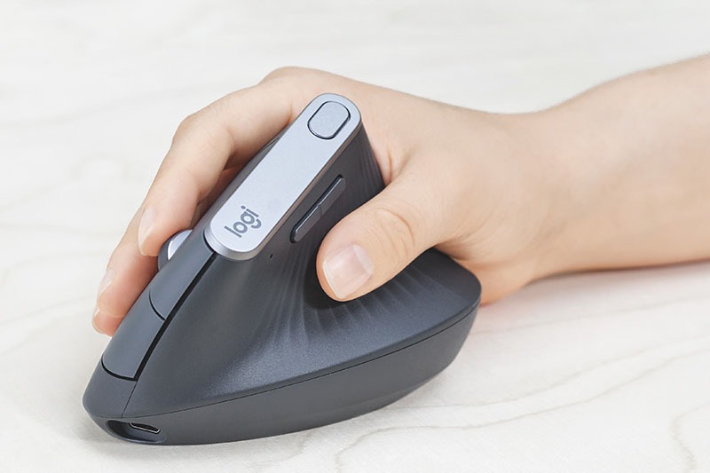 斬新な形状のマウス、ロジクールの MX Vertical アドバンスエルゴノミックマウスのレビュー記事です。