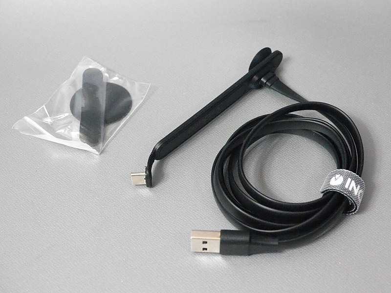 約1mのケーブル本体のほか、吸盤がくっつきにくい場合のためにサポートシートおよびジェルシールも付属する