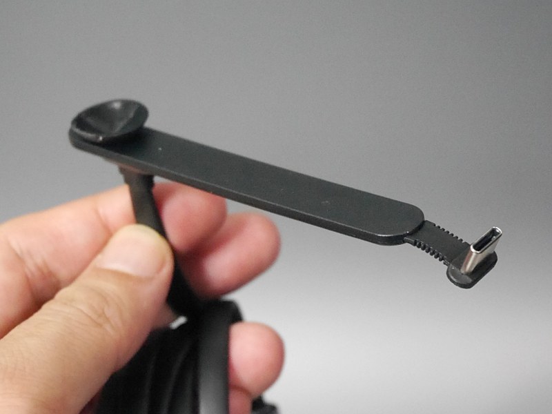 USB Type-Cコネクタから蛇腹でつながったアームには吸盤が取り付けられている
