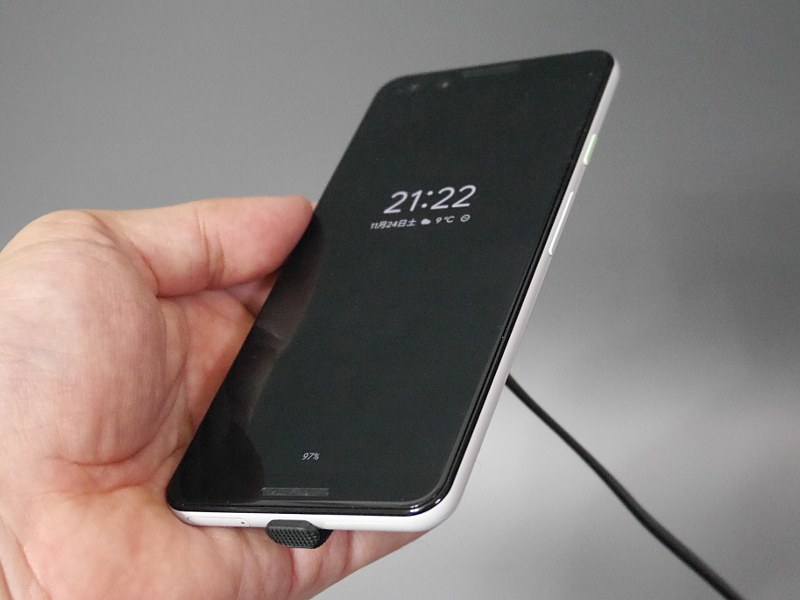 正面から見たところ。これならば横向きにして両手持ちをしてもケーブルが邪魔にならない