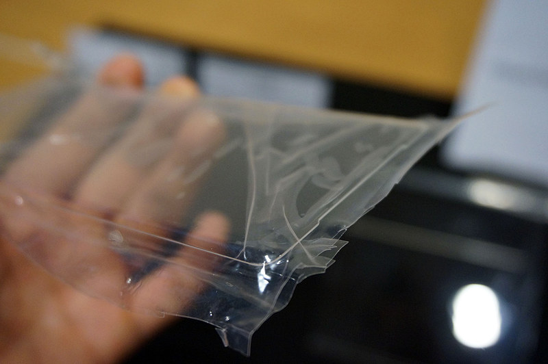 立体的な形状にあわせたガラス