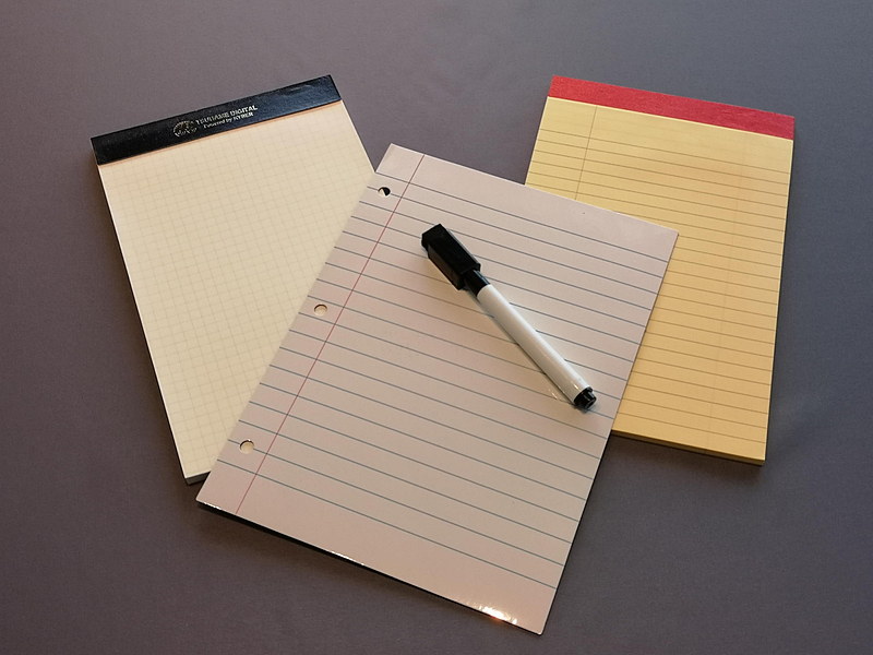 短期間かその場限りの書き物としてリーガルパッドは欧米では人気のあるステーショナリーだ（中央がMAGNETIC DRY ERASE NOTEPAD）
